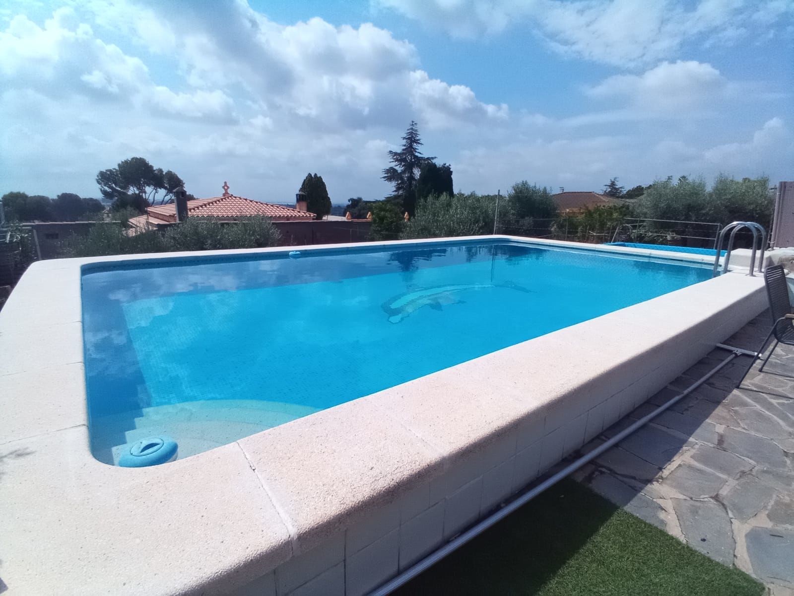 Por 240000€  este amplio chalet !!