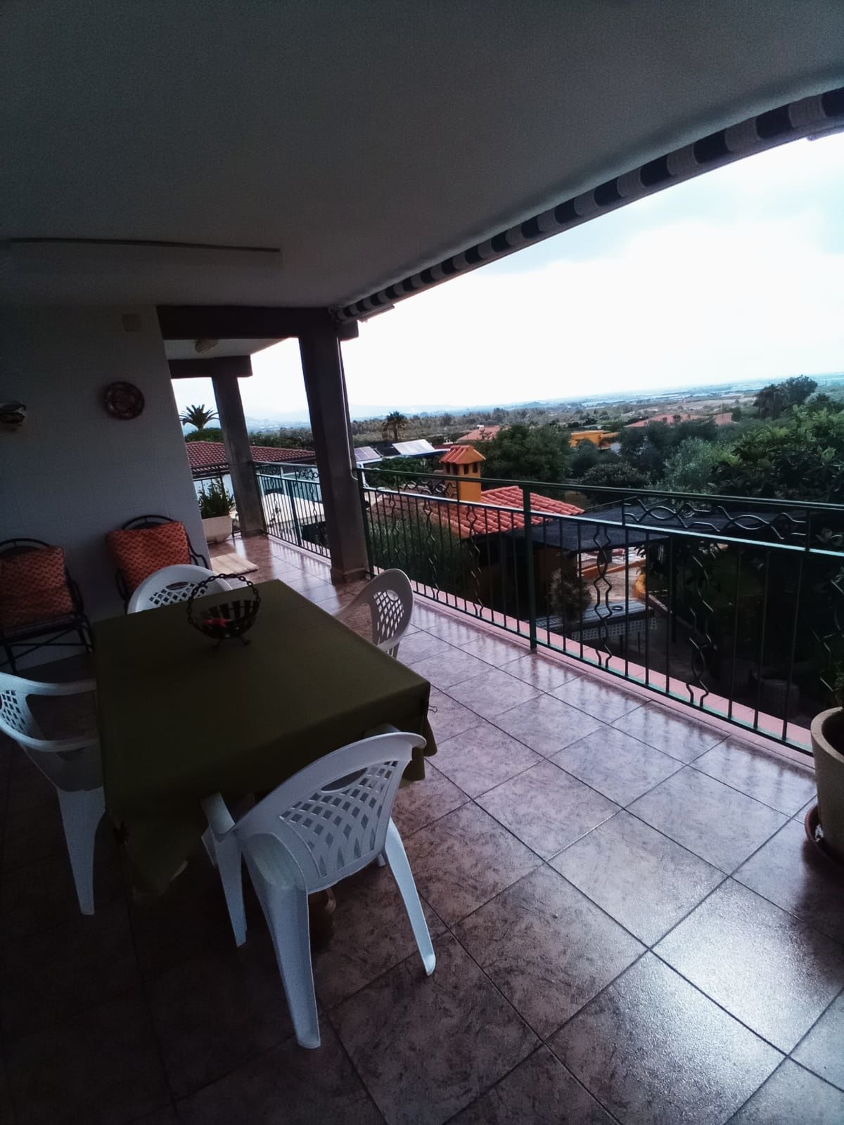 Por 240000€  este amplio chalet !!