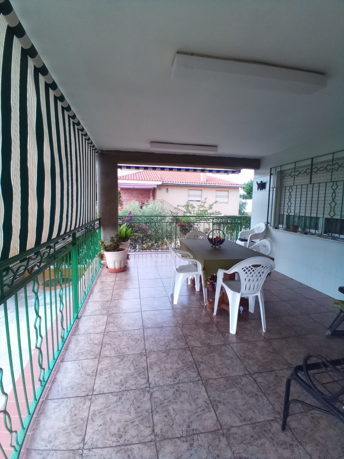 Por 240000€  este amplio chalet !!