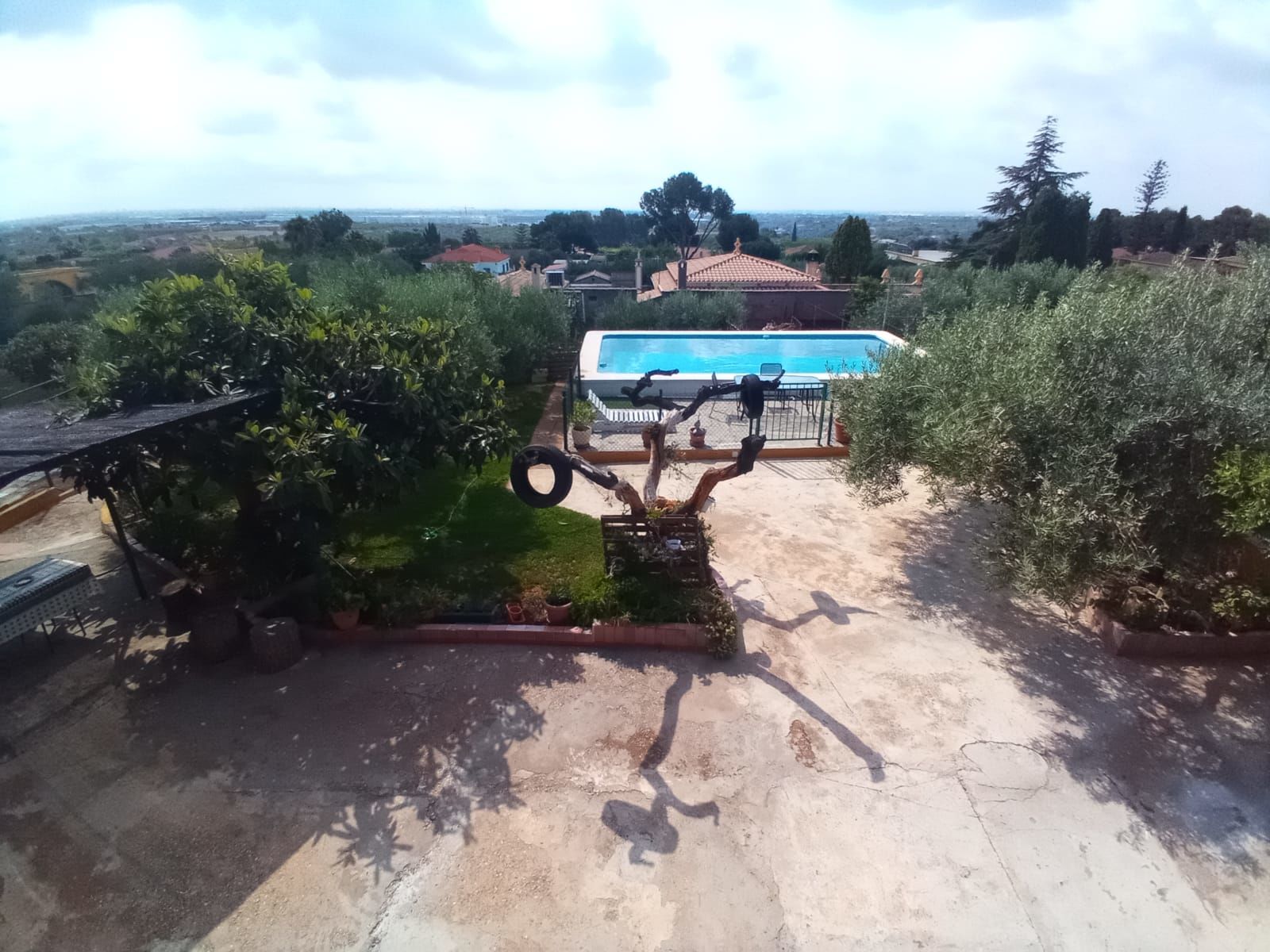 Por 240000€  este amplio chalet !!