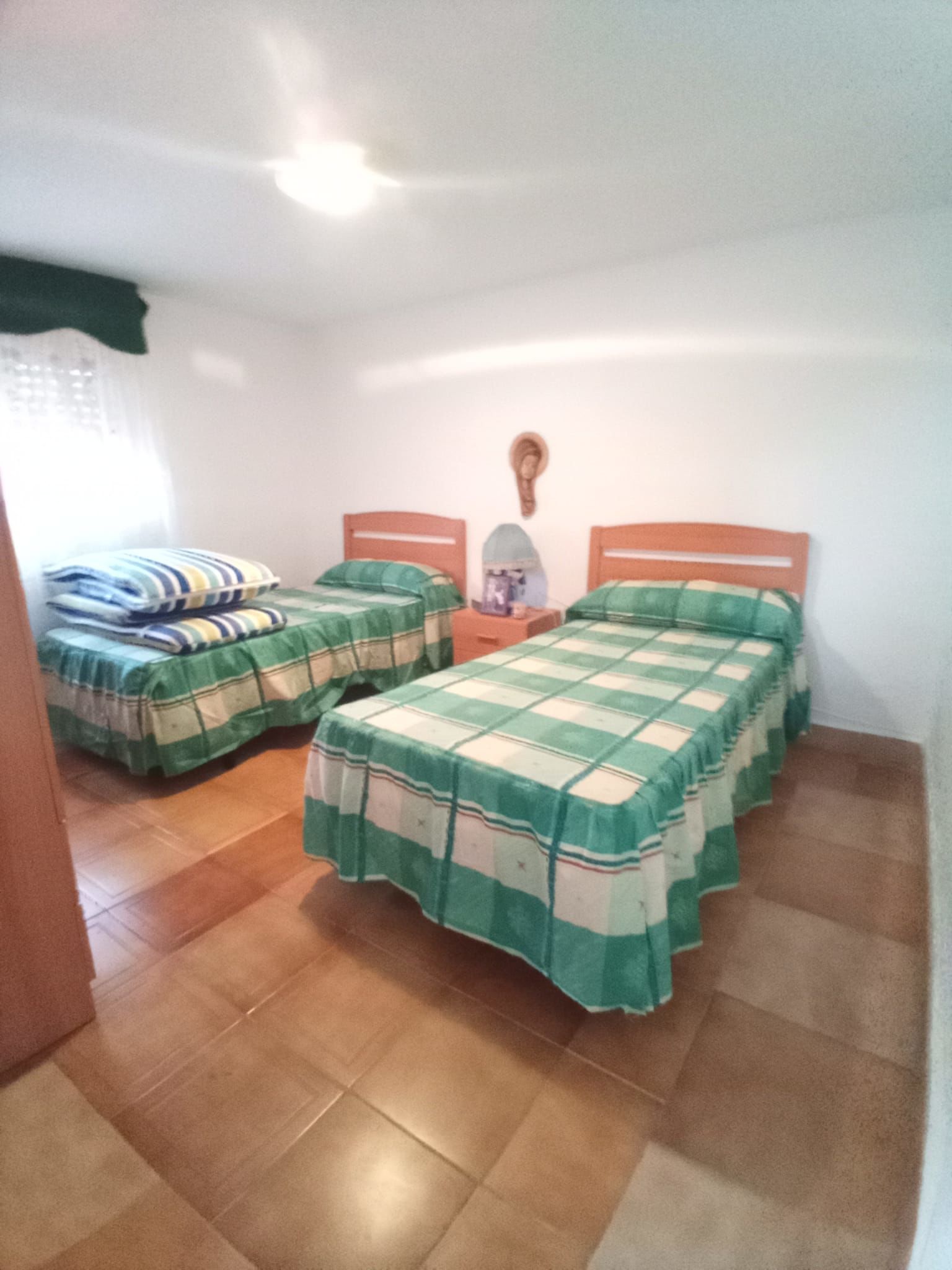 Por 240000€  este amplio chalet !!